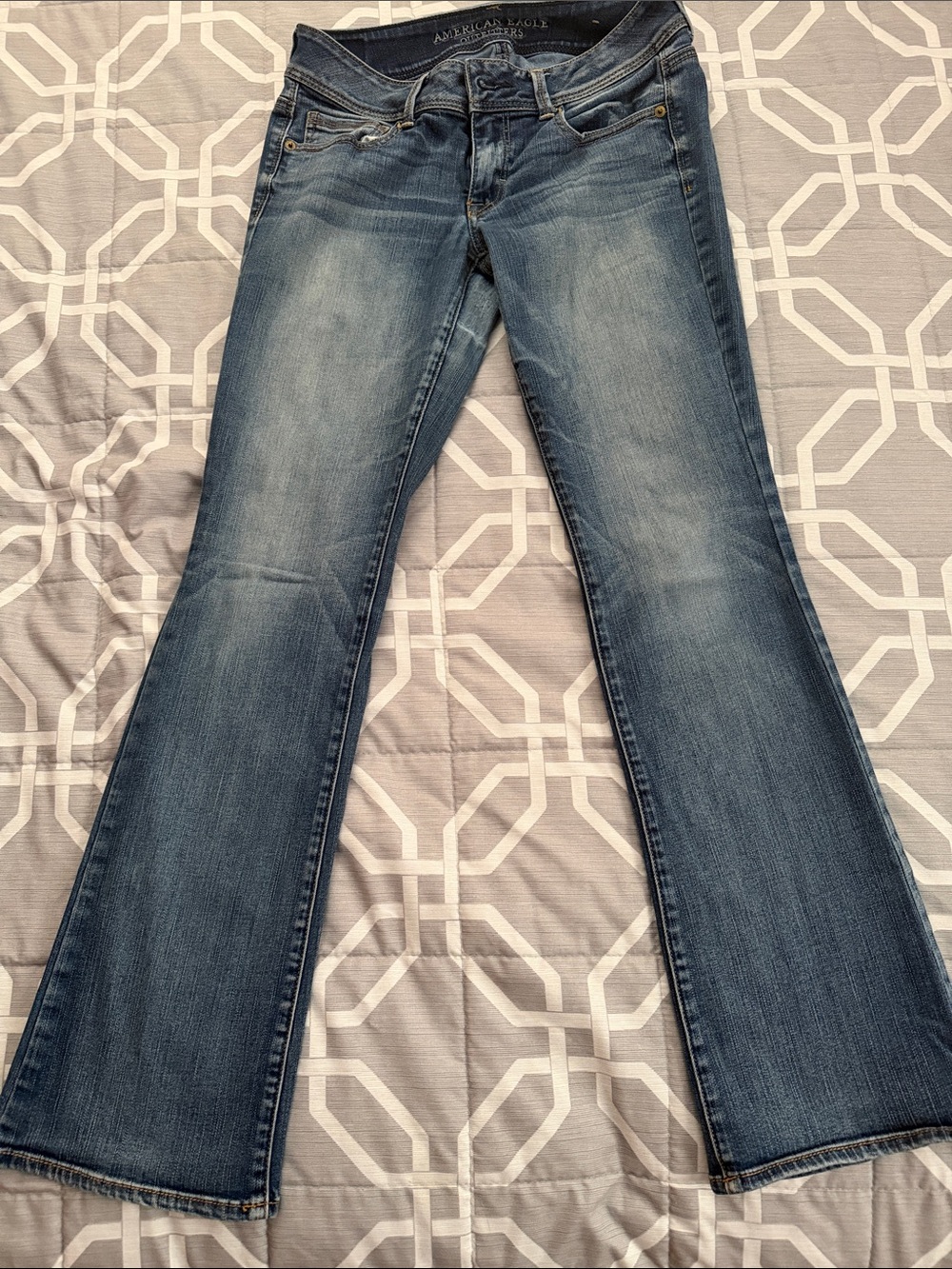 Women’s American Eagle Outfitters Medium Blue Flare Jeans size 8